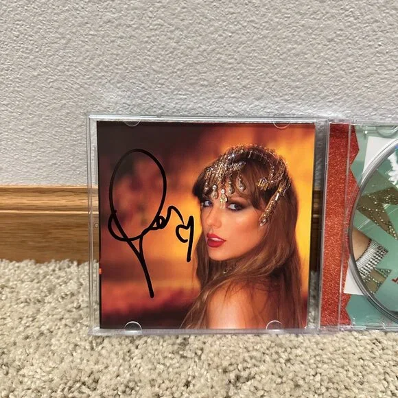Taylor Swift The Life of a Showgirl Signed CD Hand Signed Photo 1 - Picture 2 of 3